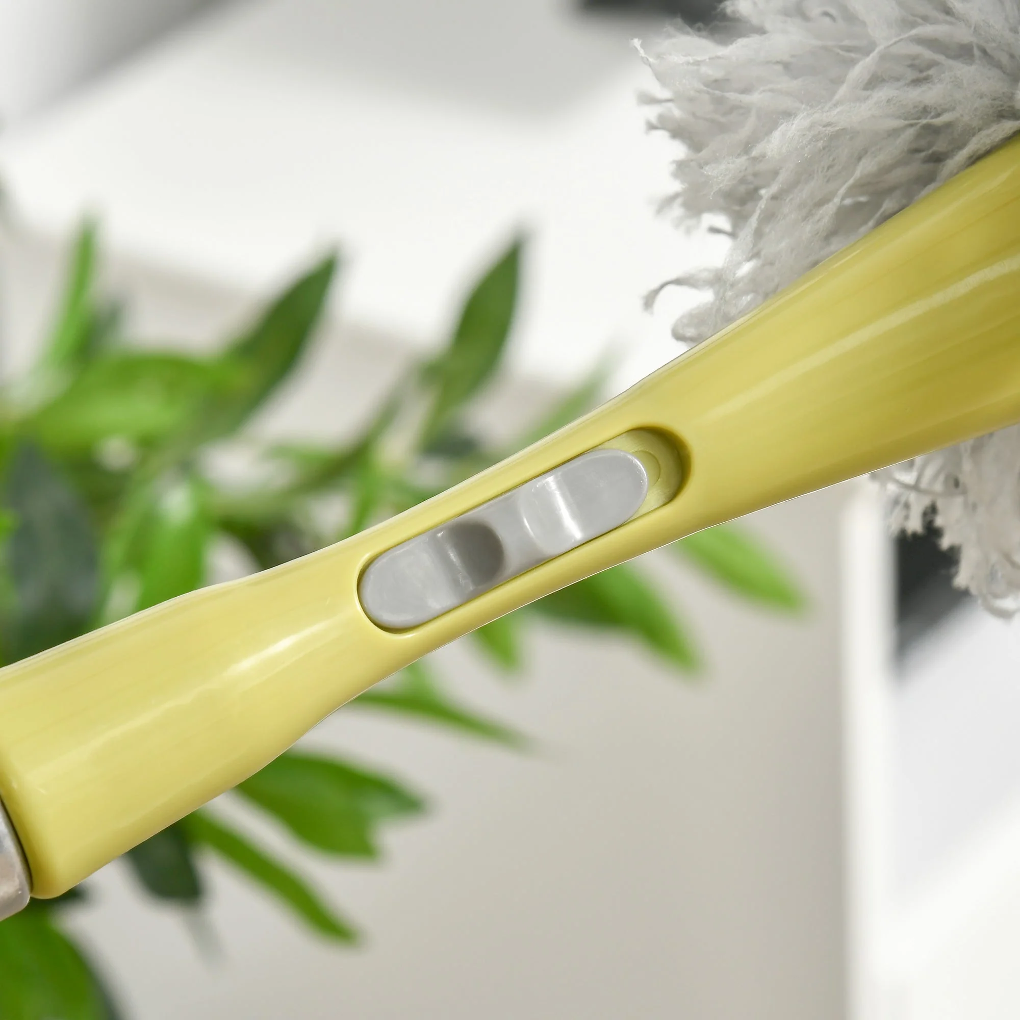 4-Pieces Extendable Feather Duster with Aluminium Telescopic Pole 29"-71" - Image 9
