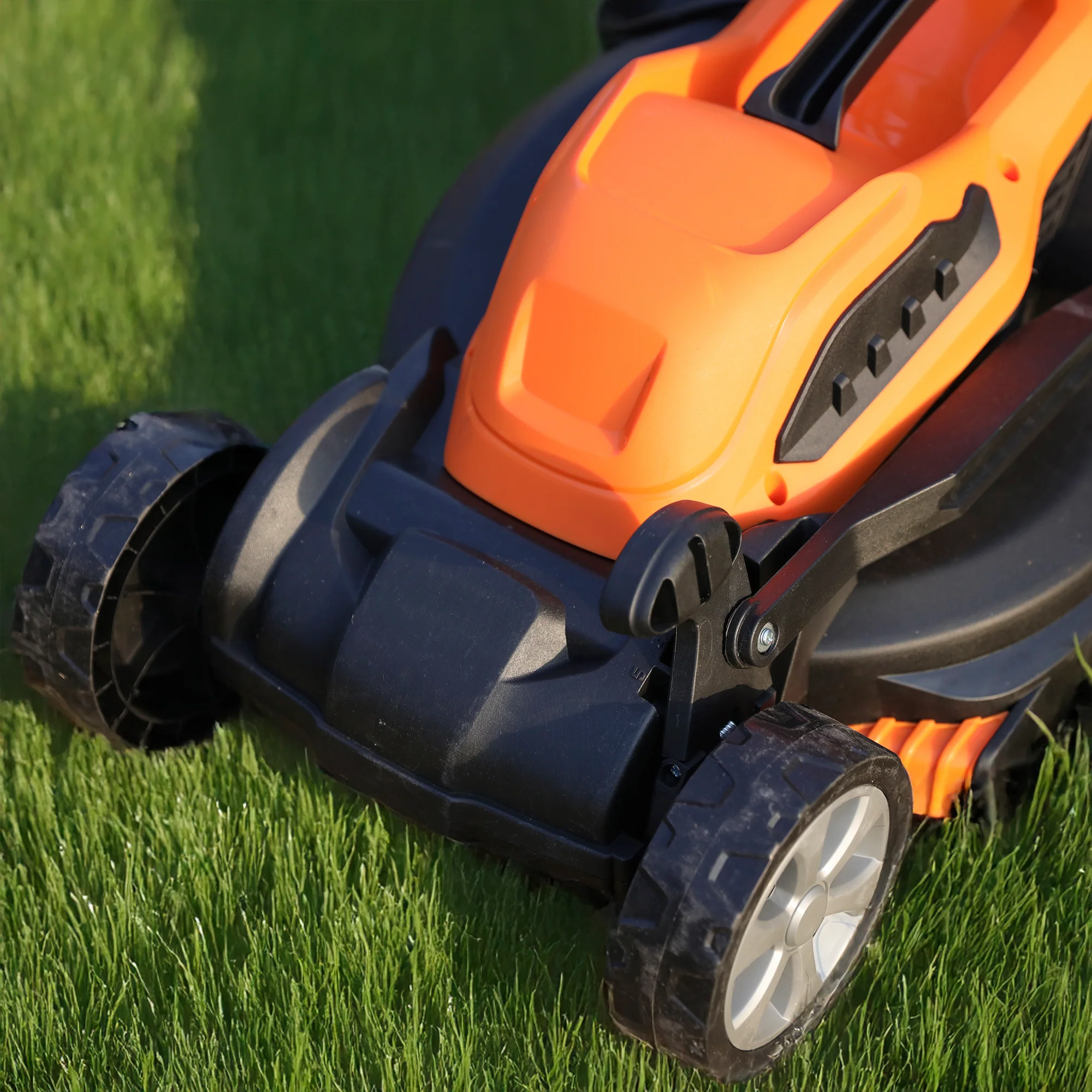 Electric Lawnmower 32cm By Yard Force - 1200W - Image 8