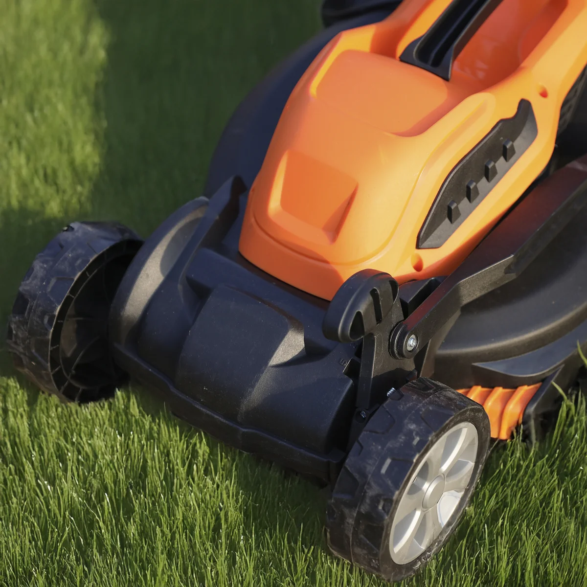 Electric Lawnmower 32cm By Yard Force - 1200W - Image 9