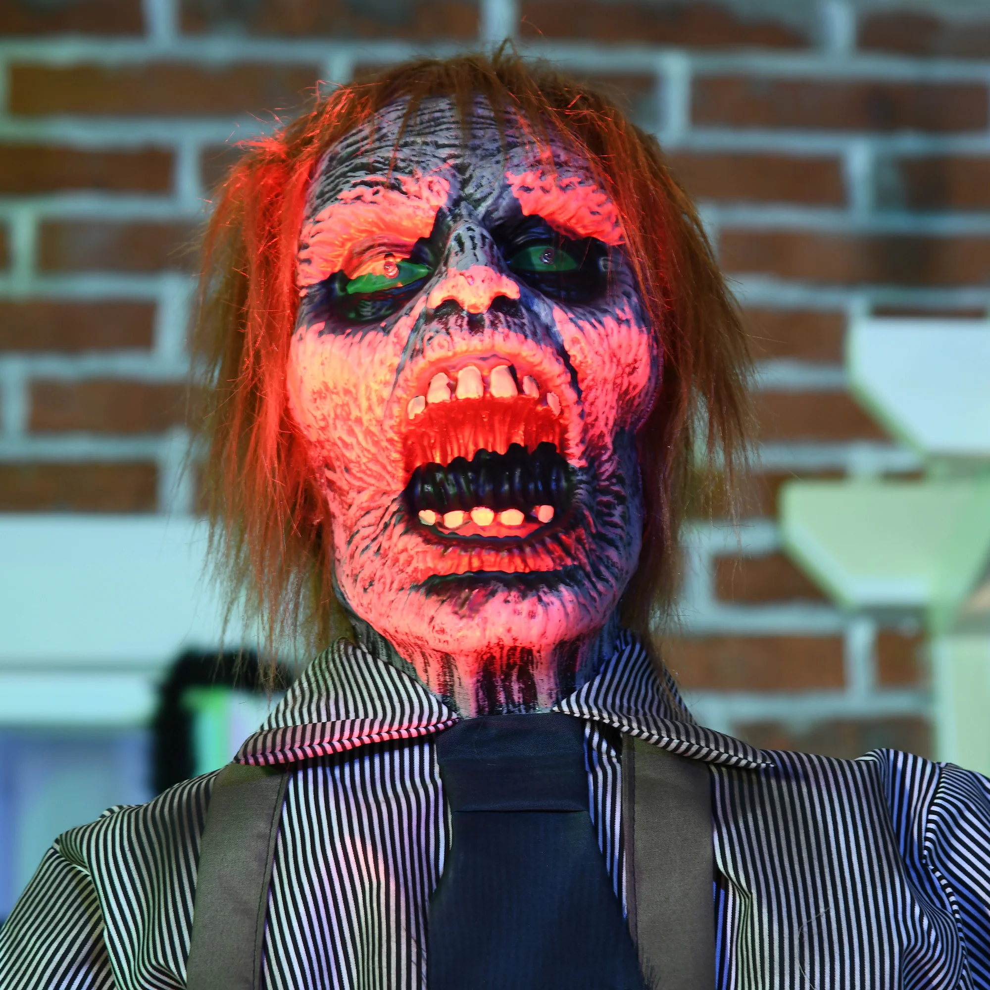 Animated Chainsaw Killer Halloween Decoration - 170cm - Image 7