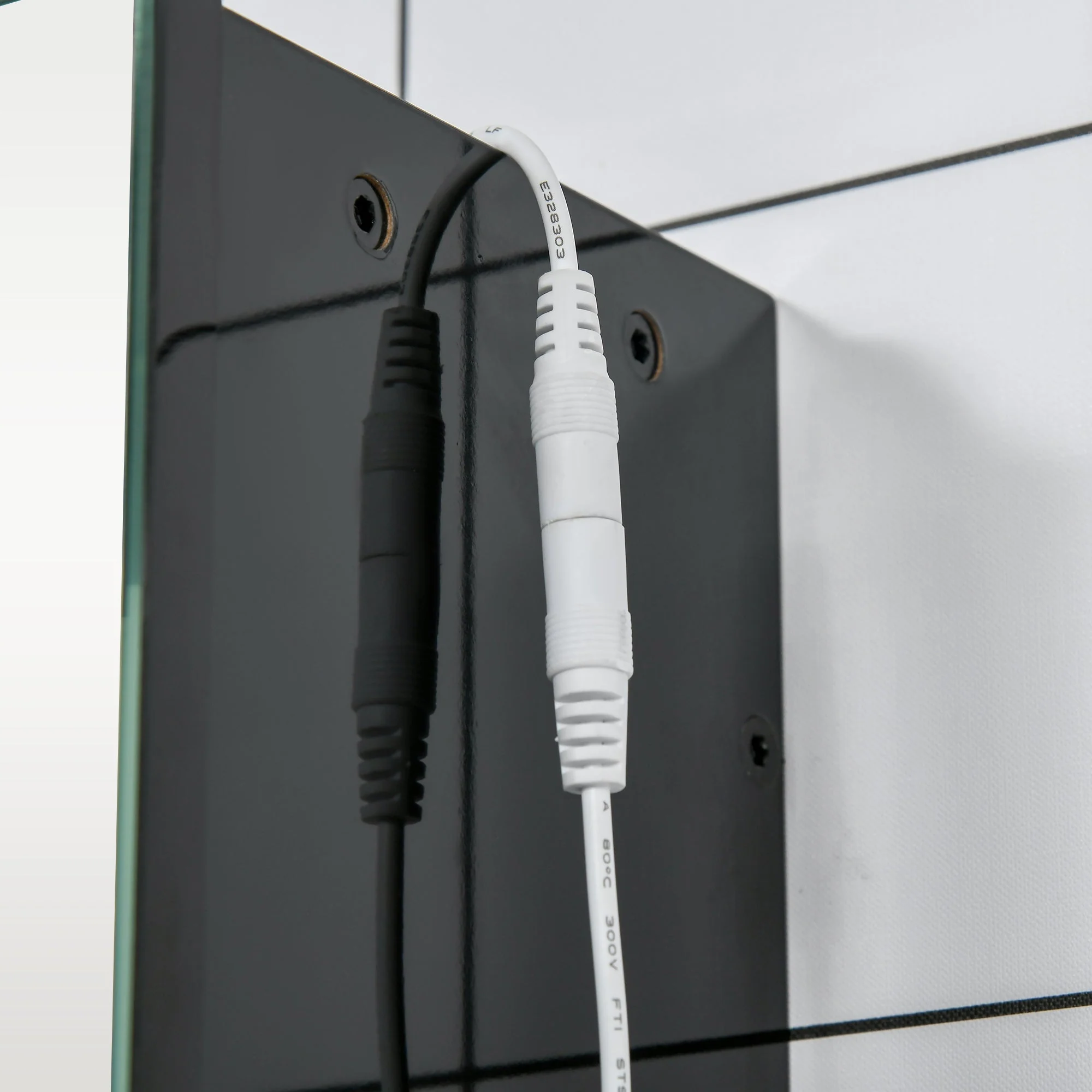 kleankin LED Bathroom Cabinet with Mirror - Image 9