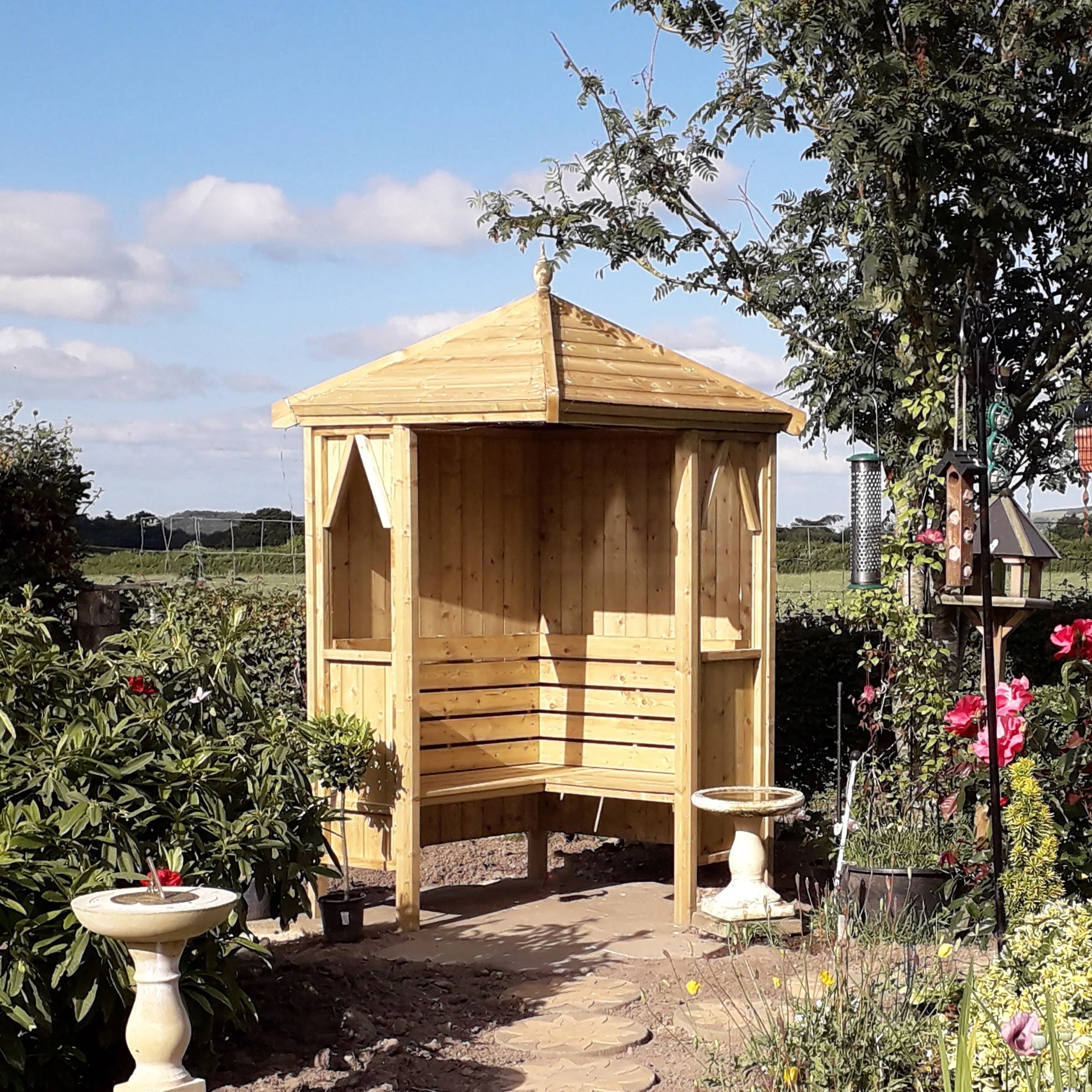 Shire Blue Honeysuckle Corner Garden Arbour 4' x 4' - Image 2